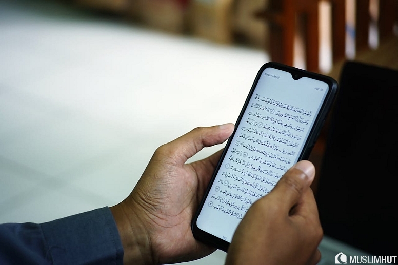 quran on a smartphone