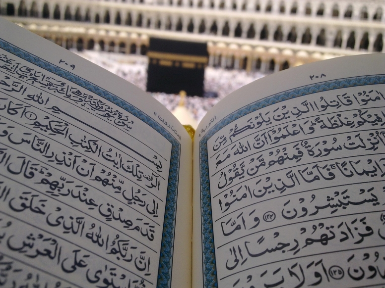 reading the quran by the kaaba